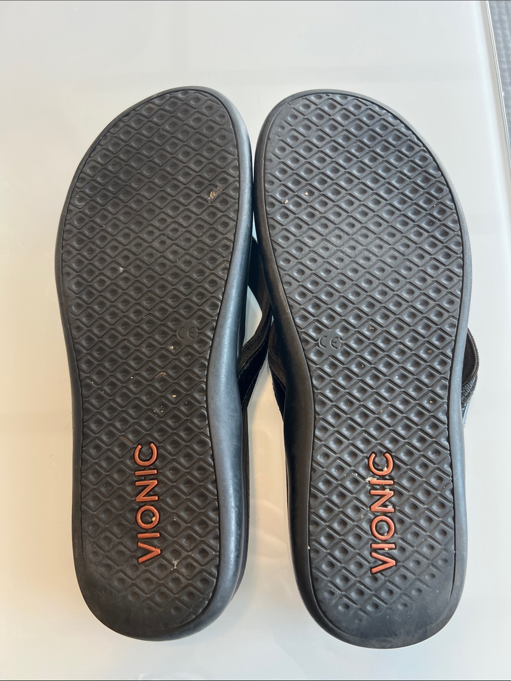 Vionic Black Women's Thong Sandals with Patterned Footbed flip flops - Picture 7 of 7